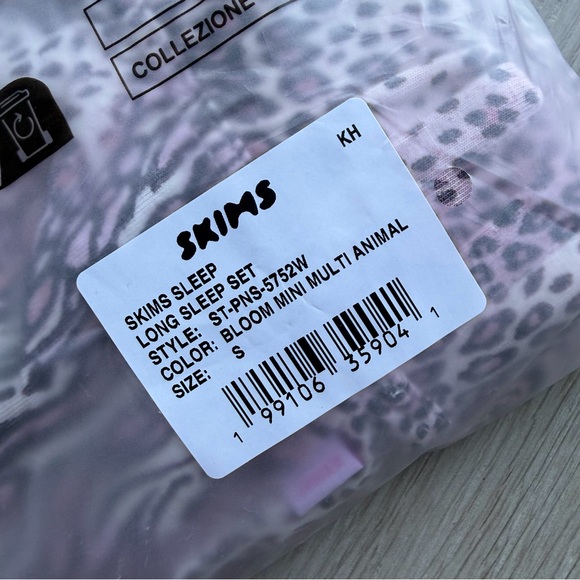 Skims Long-sleeved Pajama Set - Picture 16 of 16